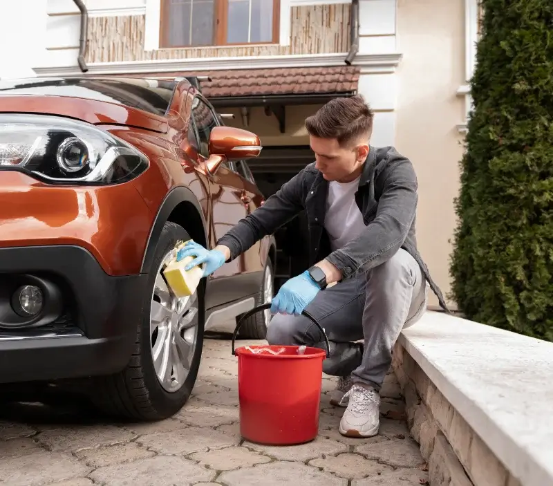 Lavage auto à domicile Sivry-la-Perche : professionnel intervenant sur un véhicule